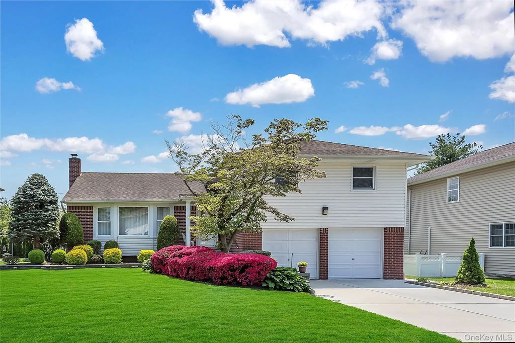 76 Robby Lane, Manhasset Hills