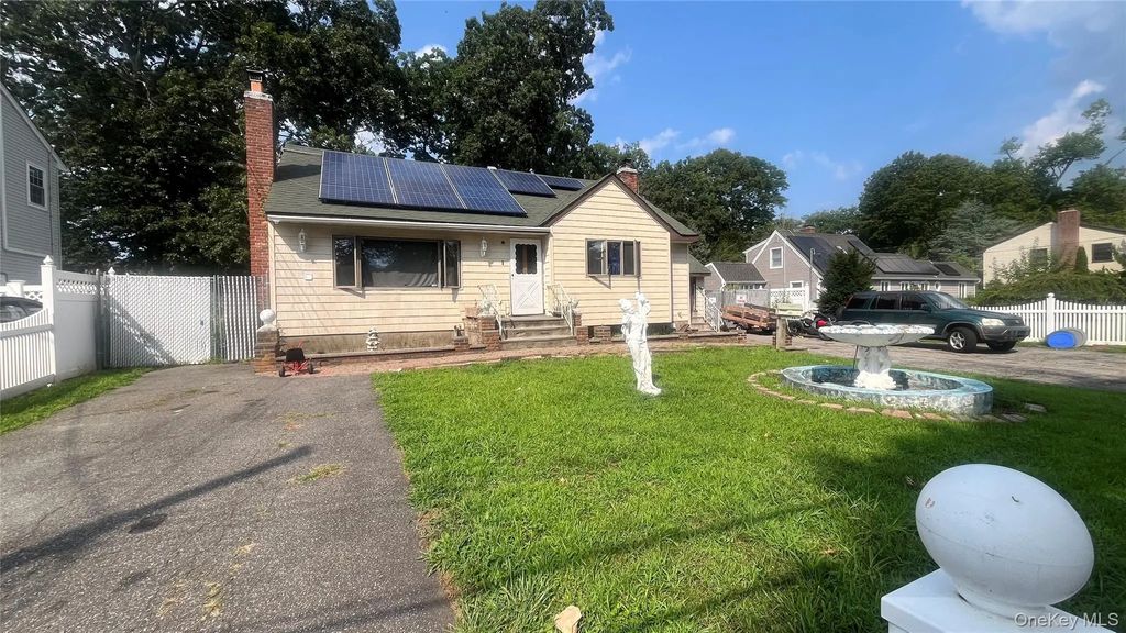44 Lafayette Avenue, Amityville