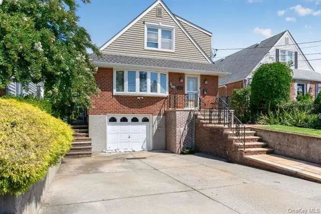 43 Stewart Avenue, Garden City