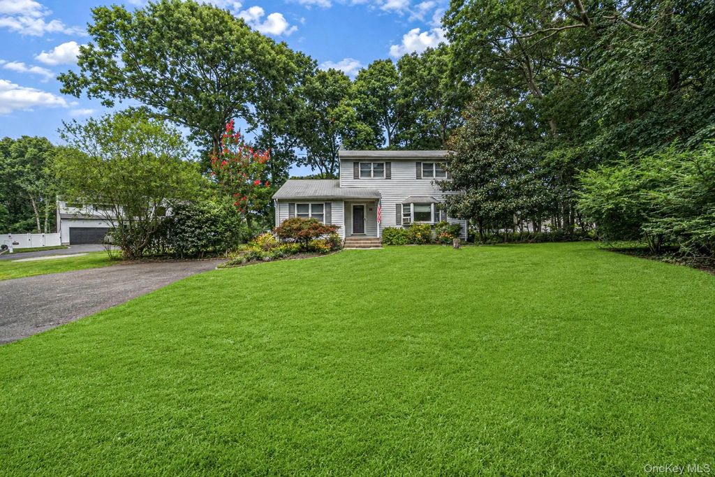 96 Oak Street, Centereach