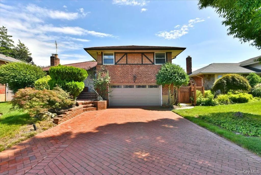 12 Leonard Road, Syosset