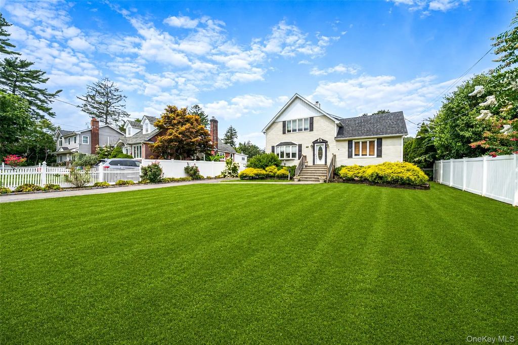 67 Boulevard Avenue, Greenlawn