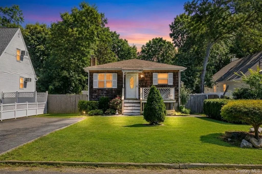 166 Auborn Avenue, Shirley