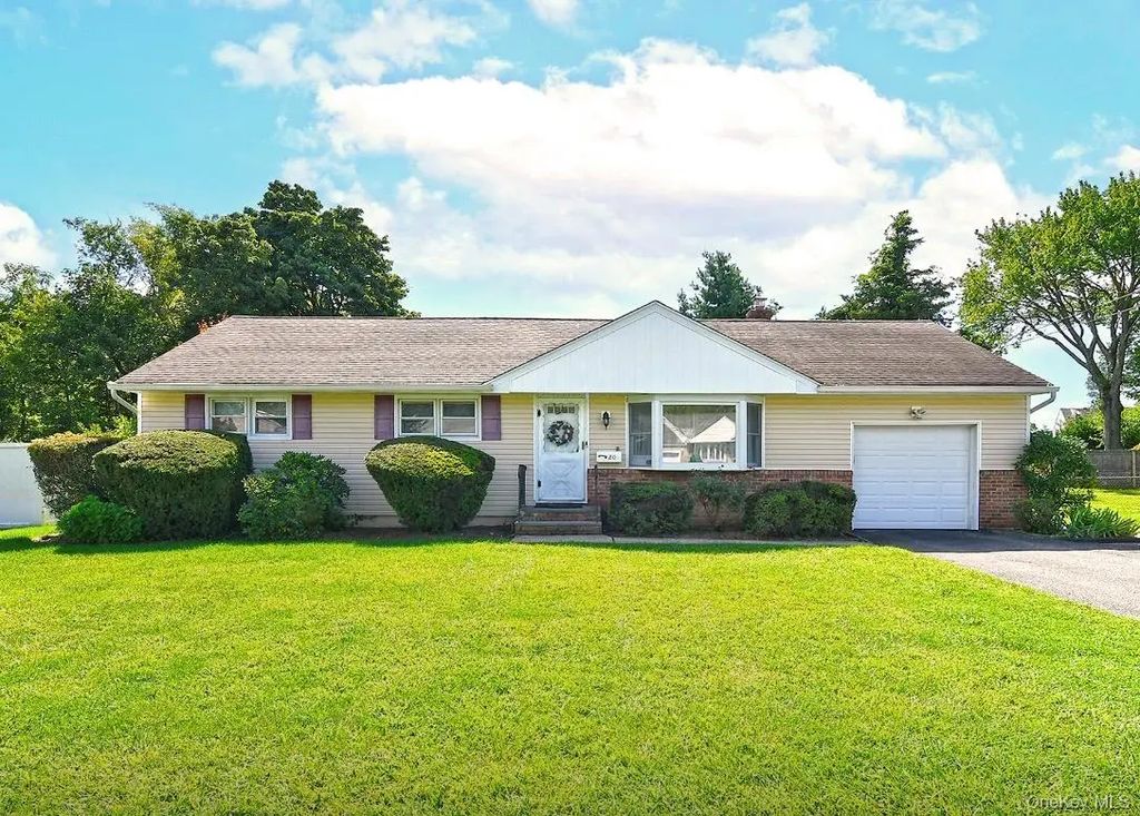 20 Sprucetree Lane, South Huntington