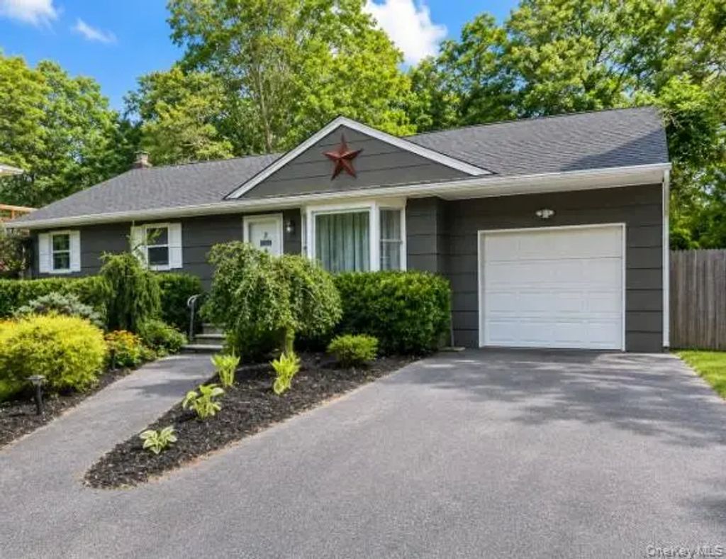 32 Robinson Avenue, Medford