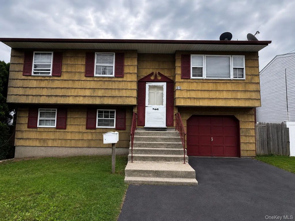 305 10th Avenue, East Northport