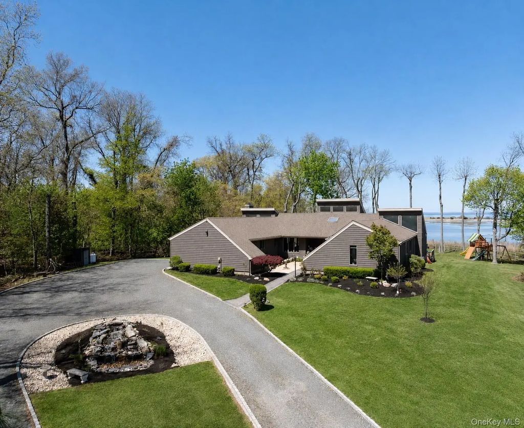 12 Flax Pond Woods Road, East Setauket