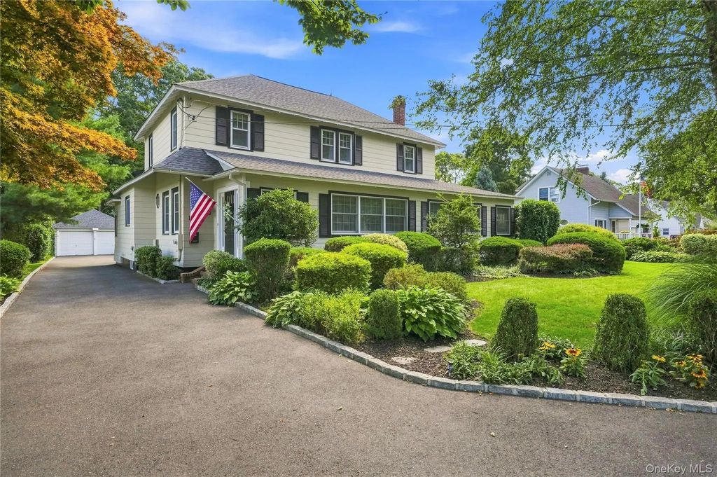 556 N Windsor Avenue, Brightwaters