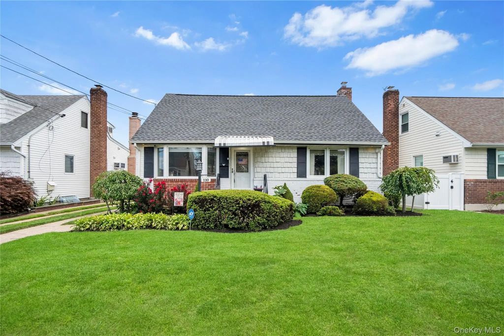 110 Barwick Boulevard, Mineola