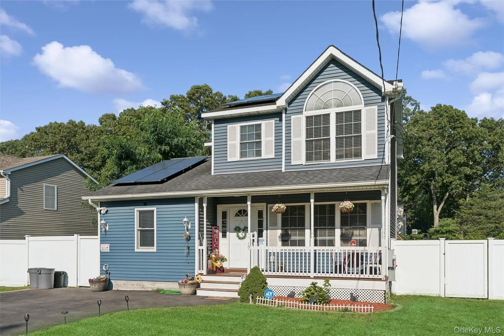 17 Robinwood Street, Mastic