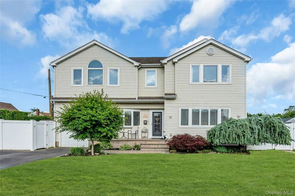 7 Mohawk Drive, Massapequa