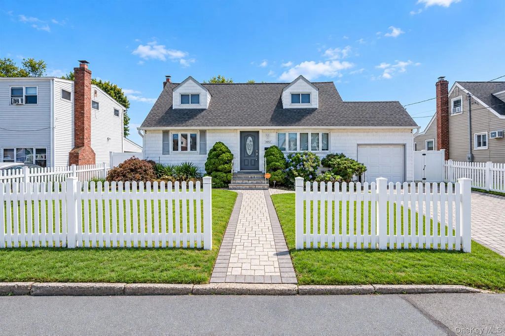 1032 N Hamilton Avenue, Lindenhurst