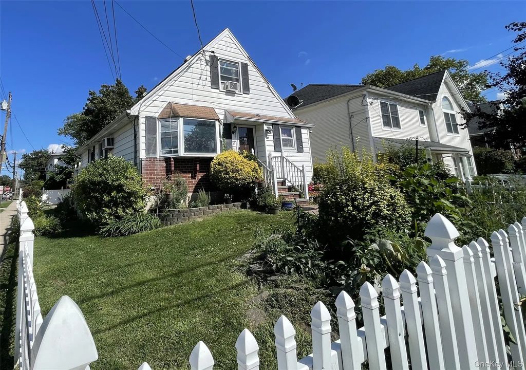 32 Edgewood Road, Port Washington