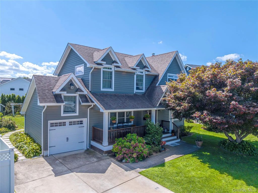 25 Bentley Road, Plainview