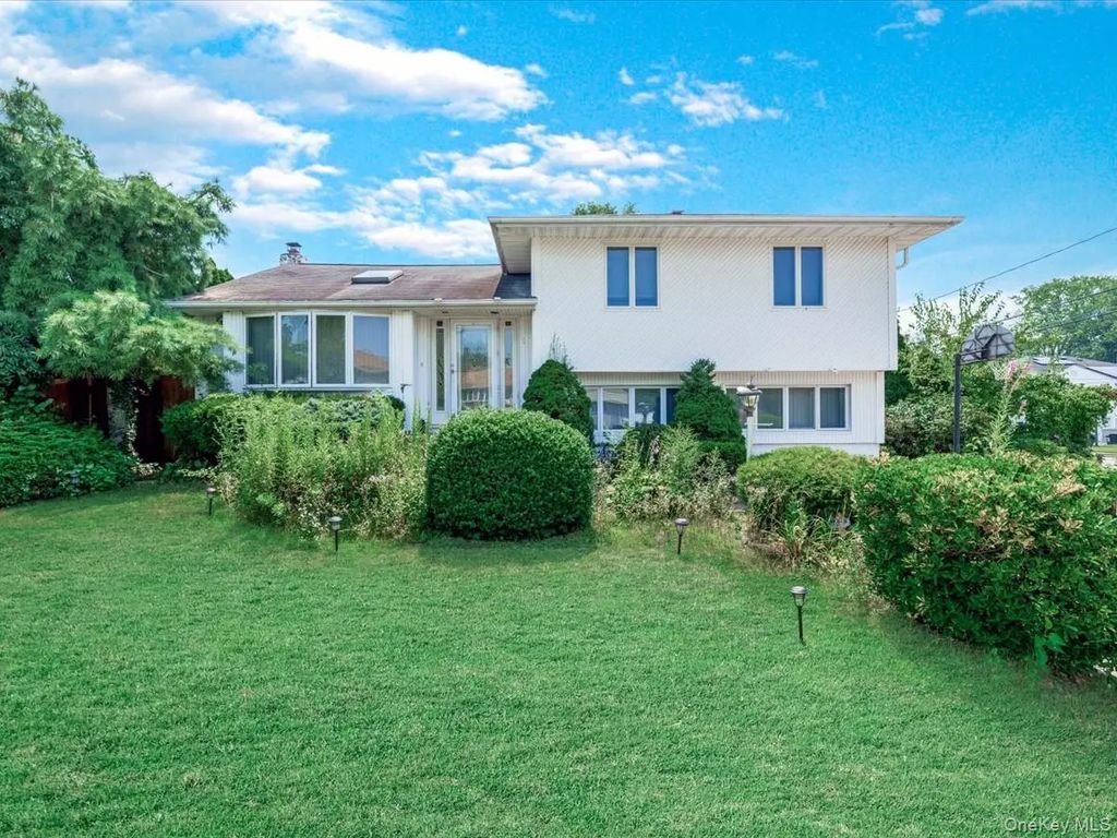 1 Debora Drive, Plainview