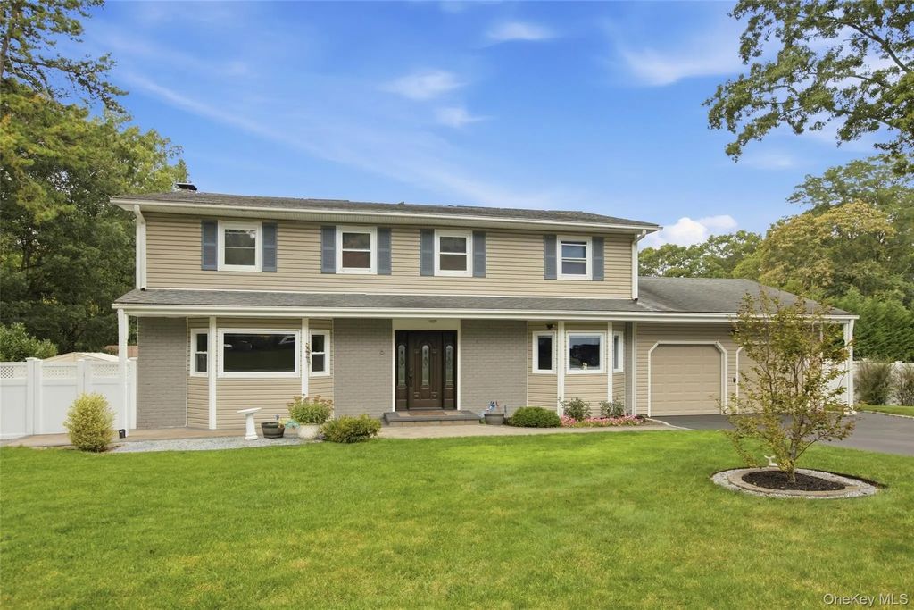 6 Stuyvesant Circle W, East Setauket