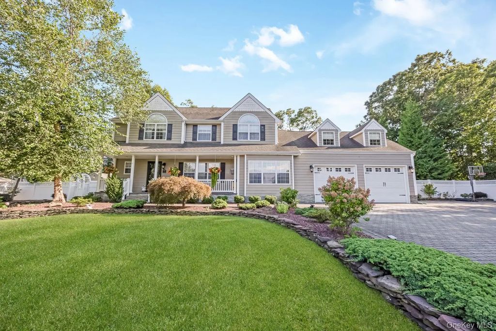 4 Vera Court, Centereach