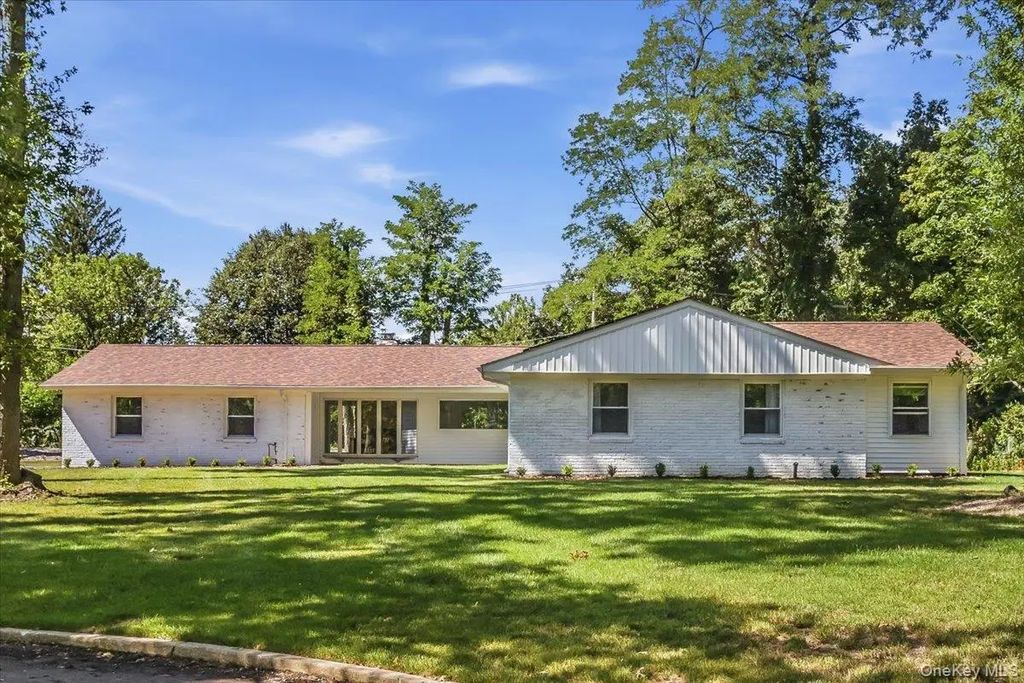 9 Empire Court, Dix Hills