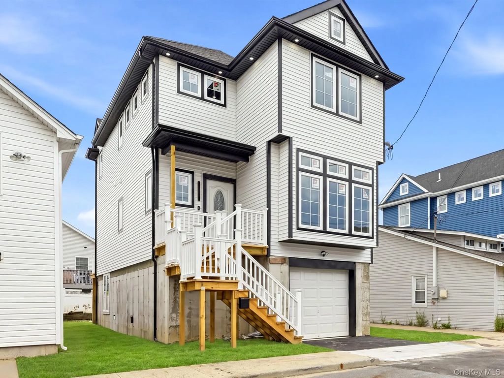 9 James Street S, East Rockaway