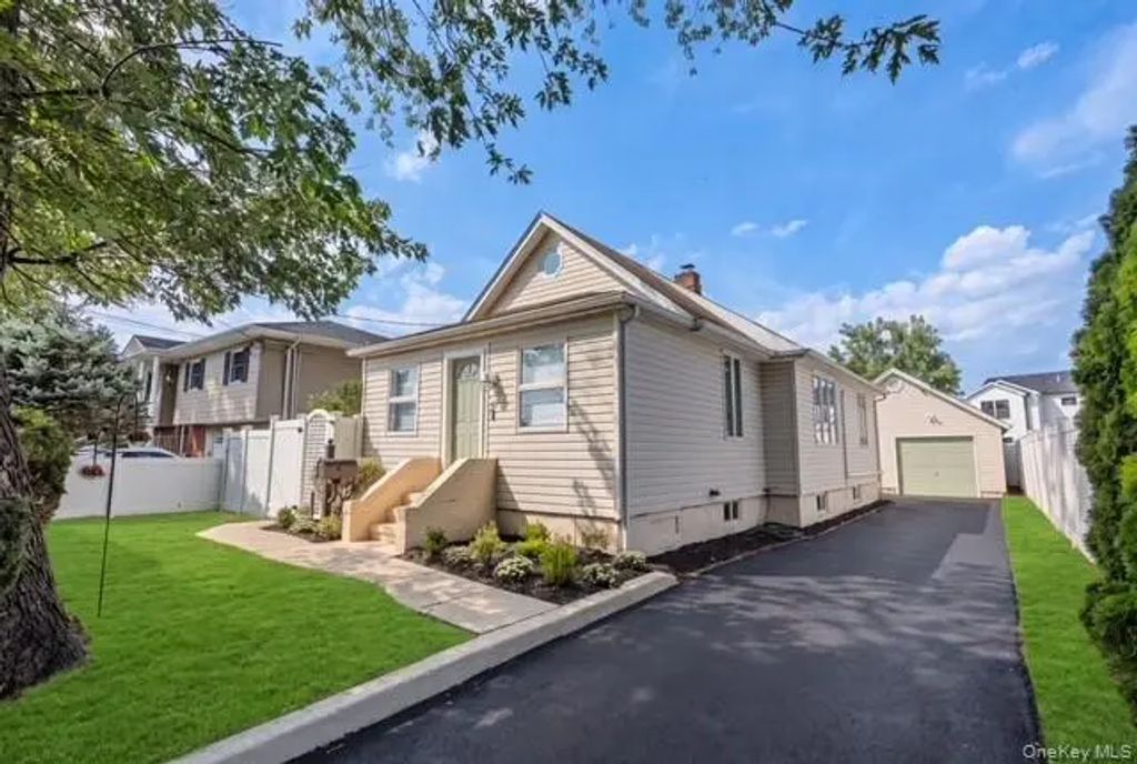 31 Cherry Avenue, Bethpage
