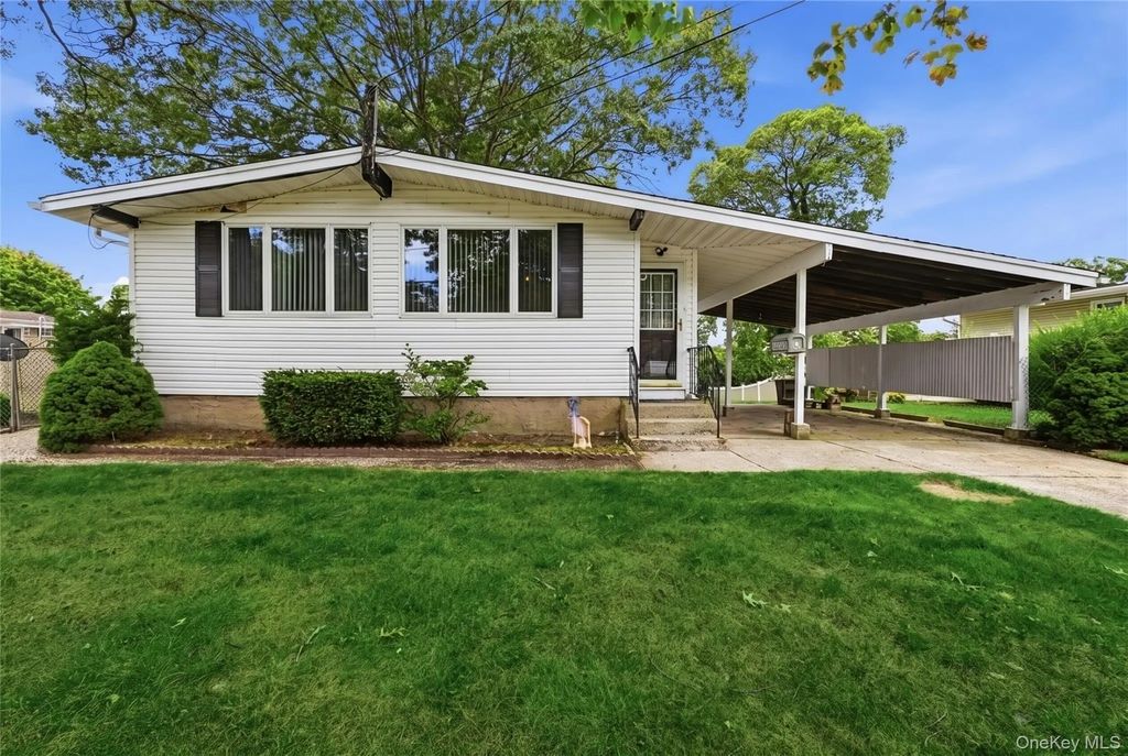 90 Samuel Street, Lake Ronkonkoma