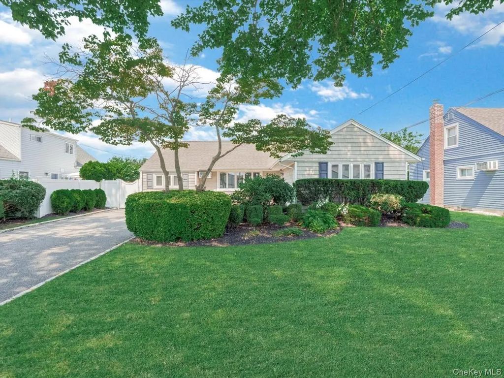 2643 Landman Lane, North Bellmore
