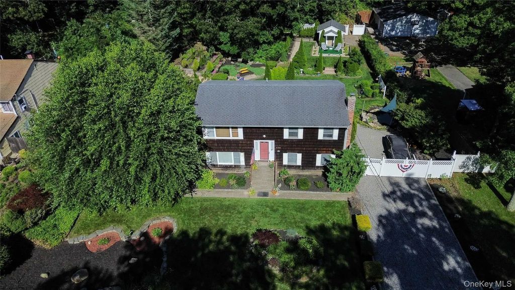 530 Boxwood Drive, Shirley