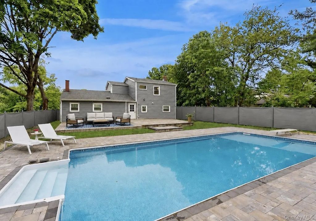 25 Charter Avenue, Dix Hills