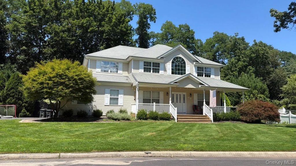 23 Flagpole Lane, East Setauket