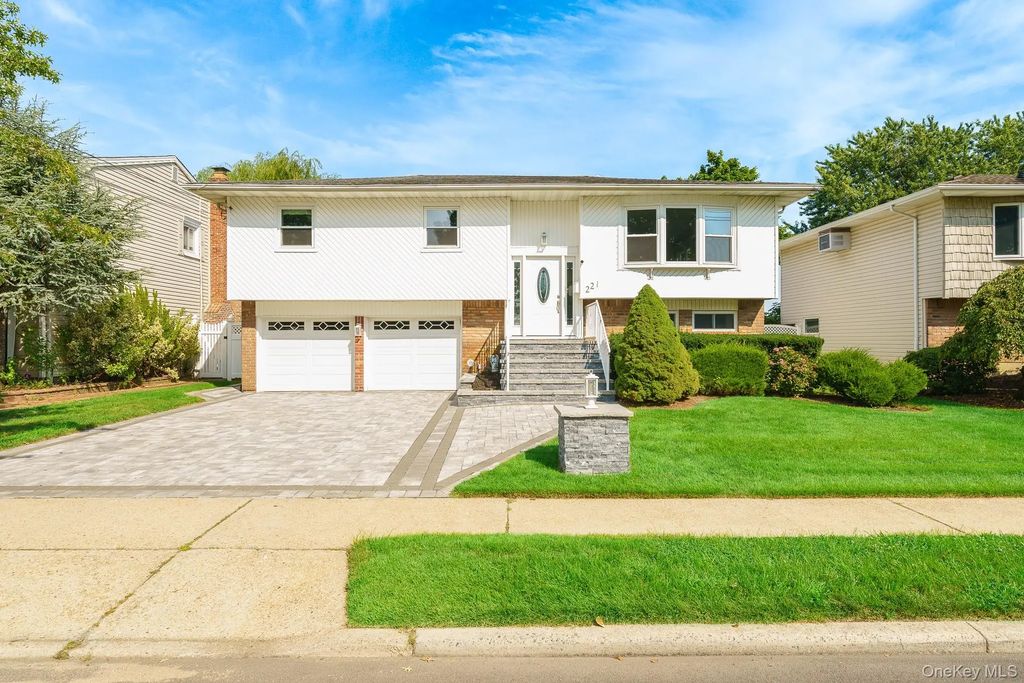 221 Roosevelt Avenue, Massapequa Park
