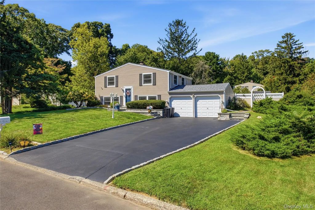 44 Ivy League Lane, Stony Brook