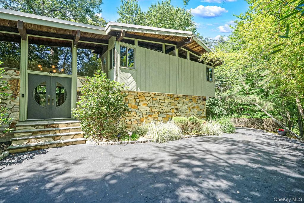 135 Oakside Drive, Smithtown