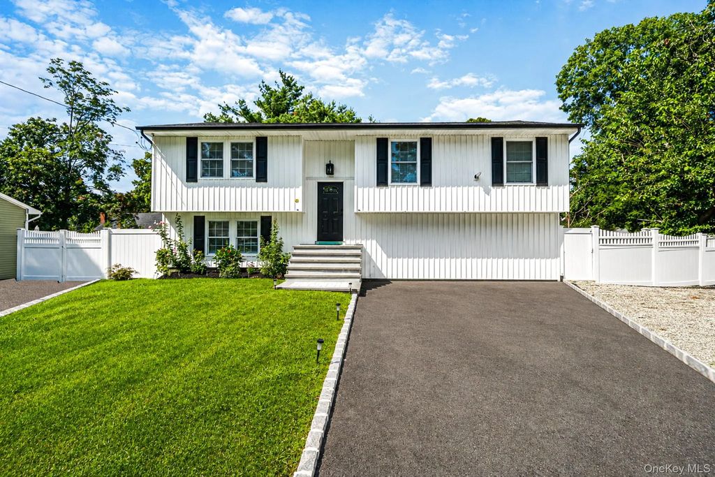 5 Curtis Court, Mastic