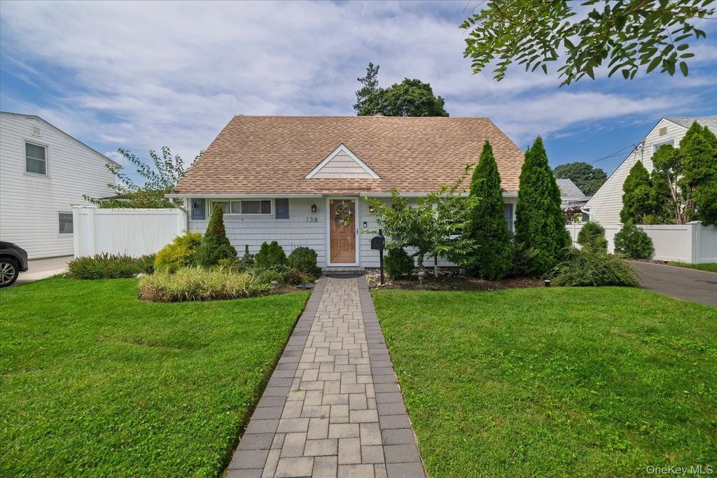 138 Southberry Lane, Levittown