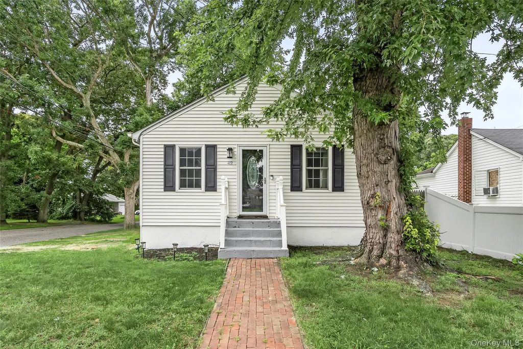 42 S Washington Avenue, Centereach