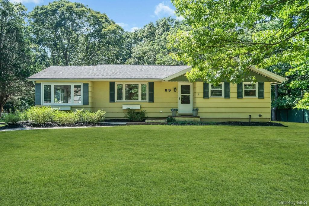 69 Squiretown Road, Hampton Bays