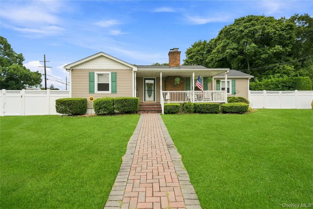494 N Putnam Avenue, Lindenhurst