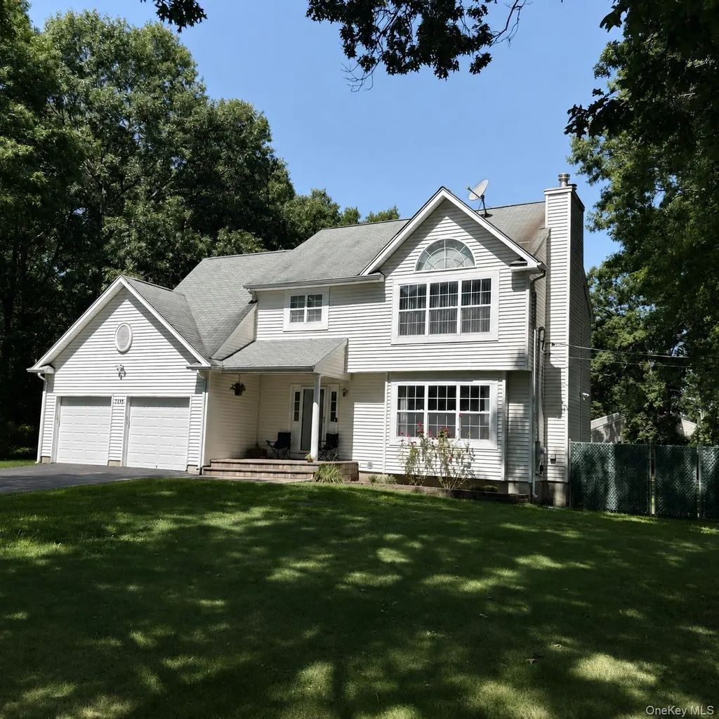 109 Crestwood Drive, Shirley