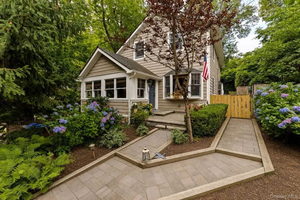 18 Walnut Avenue, Setauket
