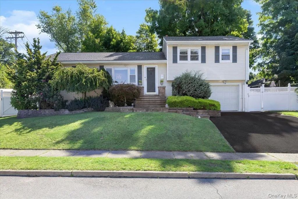 8 Foxwood Avenue, Suffern