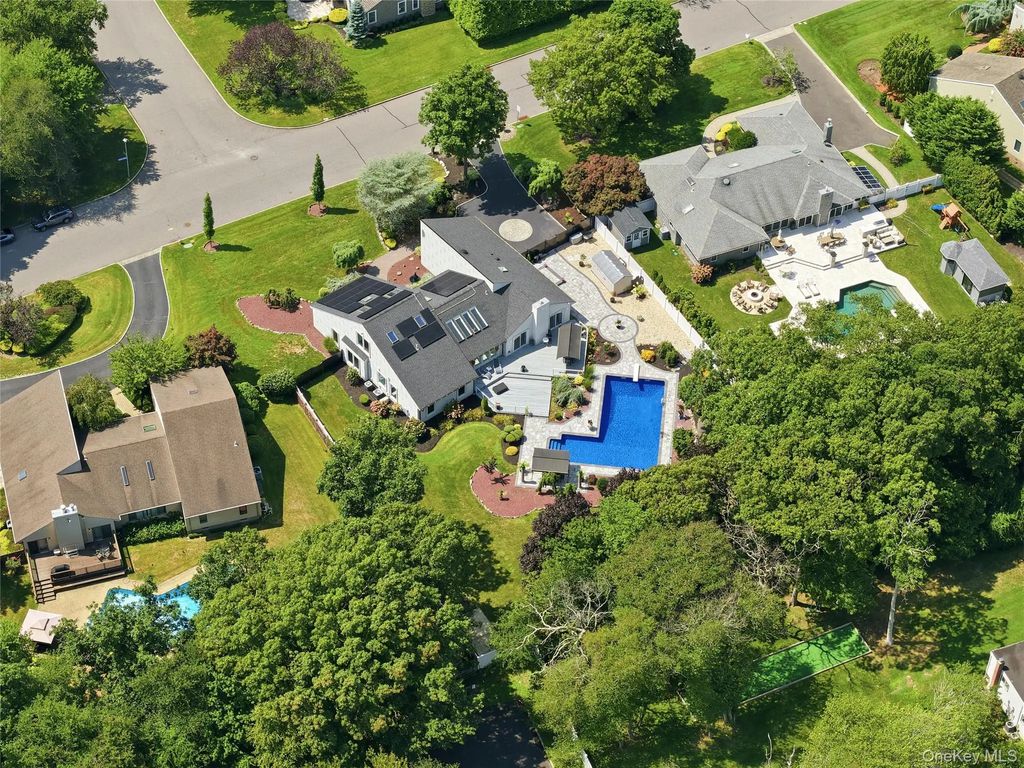 31 Deer Run, East Islip