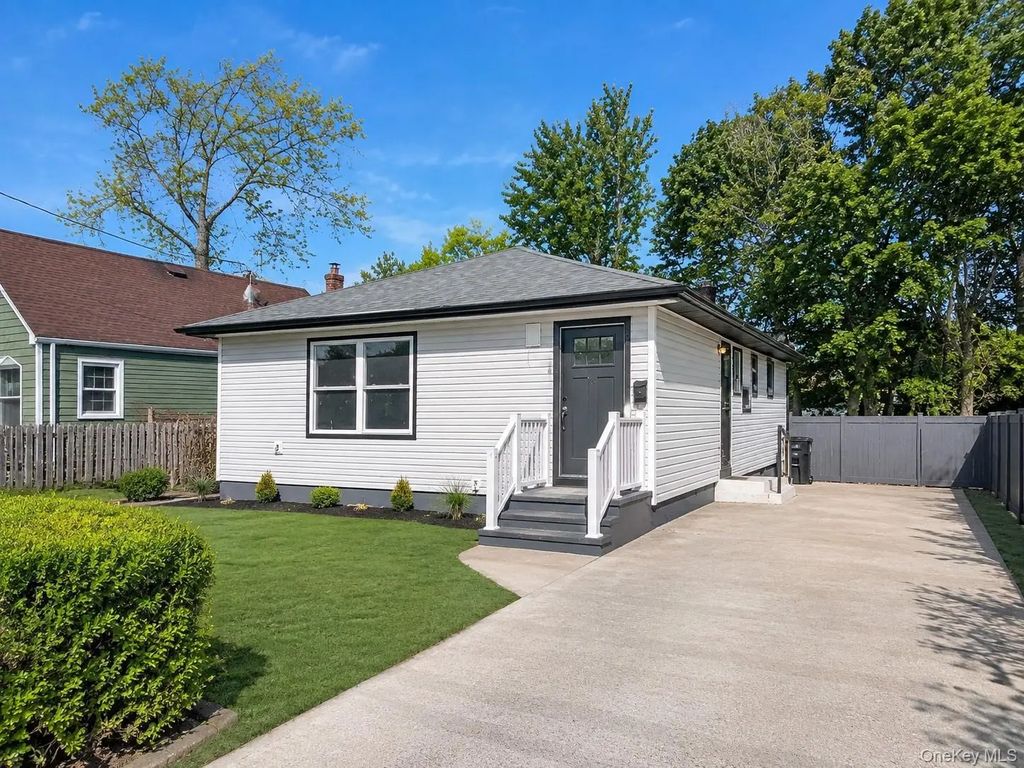 388 Vespucci Avenue, Copiague