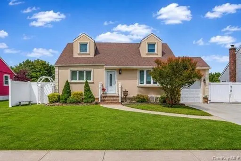 195 N Wisconsin Avenue, North Massapequa