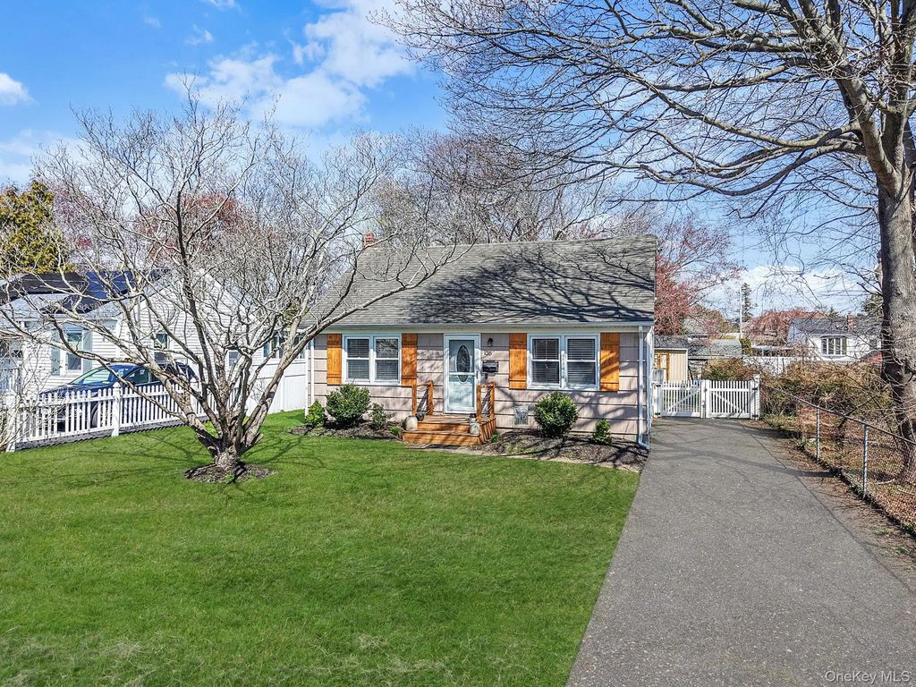 35 Thorburn Avenue, Patchogue