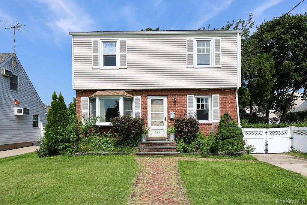 494 Sally Road, Mineola