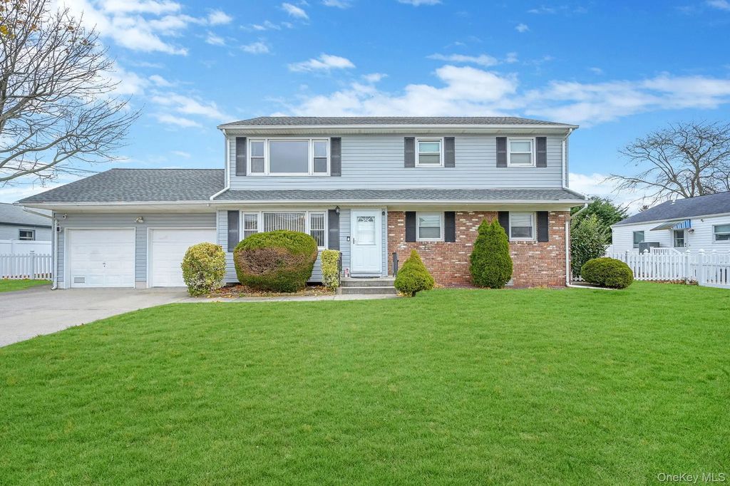 776 S 5th Street, Lindenhurst