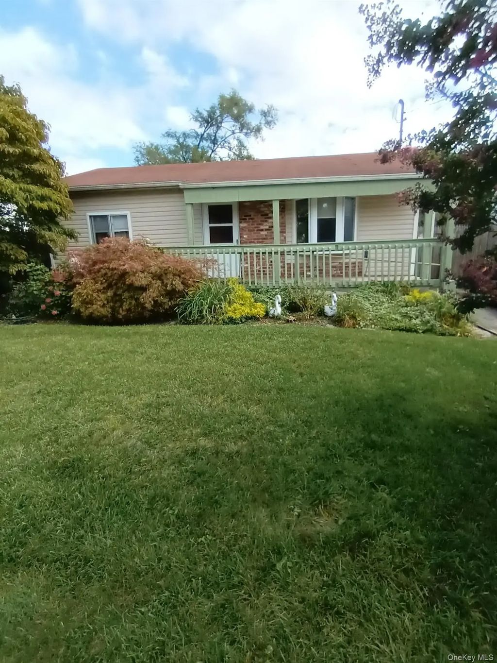 998 Bowling Green Drive, Westbury
