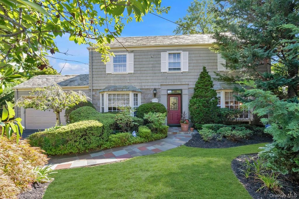 1559 Pebble Lane, Hewlett