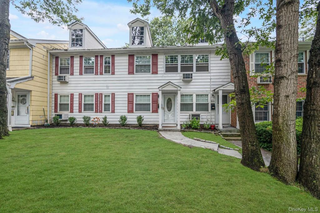 1108 Towne House Village, Hauppauge