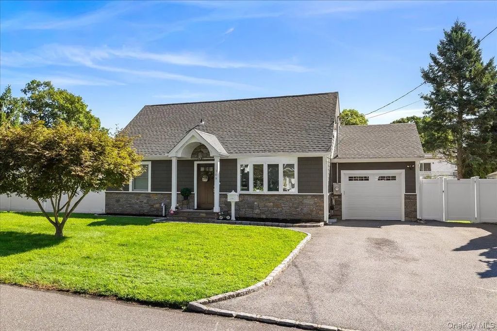 308 Mccall Avenue, West Islip